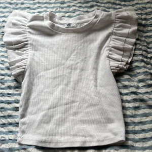 Vit volangtopp från Zara - Supersöt vit topp från Zara.