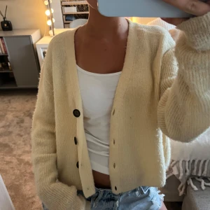 Gul stickad kofta - Söker denna jättefina gula koftan från Asos💕💕