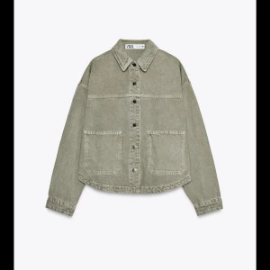 Grön jeansjacka från Zara - Snygg grön overshirt från Zara i jeansmaterial med raka linjer, stora bröstfickor och knappar framtill. Perfekt att slänga över en hoodie eller t-shirt för en chill look. Klassisk krage och lång ärm ger en avslappnad vibe.
