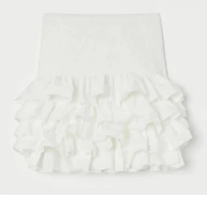 Volangkjol - Vit volangkjol från HM, finns inte att köpa längre. Använd väldigt få gånger, så den är som ny. Säljer på grund av att jag har flera liknande.  Storlek S, men stretchig så skulle säga att dne passar XS-M. 