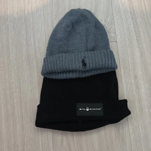 Två mössor från Polo Ralph Lauren & Sail Racing - Säljer 2 par mössor skriv om intresse båda är äkta och som nya. Pris kan diskuteras. (En för 99)