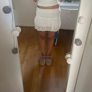 Vit kjol - Supergullig vit kjol från Kappahl med fina detaljer nedtill som passar perfekt till sommaren! Säljer då den inte kommer till användning! Skriv bara om du har frågor och pris kan även diskuteras!💕
