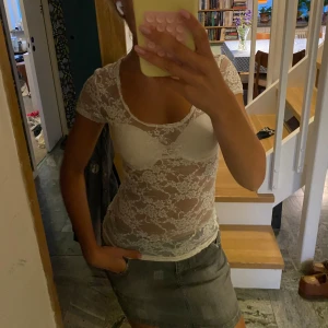 Spets topp -  Snygg see-through vit tajt spets topp! Skulle säga att det är snyggare med annan bh till!🎊🪩