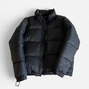 Black puffer jacket från Everest - Svart pufferjacka från Everest 🏔️, utan huva, använd max 3 gånger. Skicka DM vid frågor.