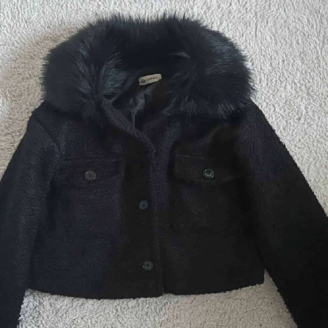 Svart jacka med pälskrage från Chelsea  - 2