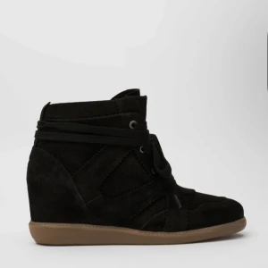 Svarta wedge sneakers från Pavement - Snygga svarta sneakers i mocka från Pavement med inbyggd klack och snörning. Har använts endast en gång. De är köpta för 1699kr från Nelly 