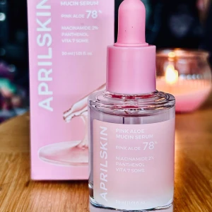 Pink Aloe Mucin Serum från APRILSKIN! - Pink Aloe Mucin Serum från APRILSKIN är ett lystergivande och teintförbättrande serum som innehåller 78 % koreanskt rosa aloe vera-vatten. Den mucinliknande texturen efterliknar effekten av snigelmucin utan att innehålla animaliska ingredienser. Formulan skapar en fuktförseglande hinna som hjälper huden att bevara fukten, stärker hudbarriären och lämnar huden mjuk, slät och synligt mer elastisk. Fri från parabener, silikoner, sulfater, uttorkande alkoholer, mineralolja och parfym. 30 ml. Oanvänt
