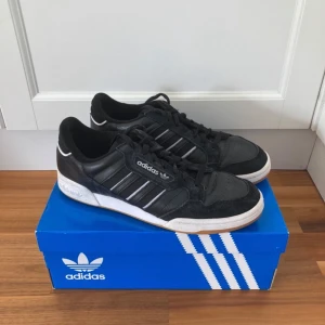 Adidas Continental 80 Sneakers - Adidas sneakers i bra skick! Sparsamt använda. Storlek 44. Hämtas i Helsingborg eller skickas mot fraktkostnad. Väl mött, Adrian.