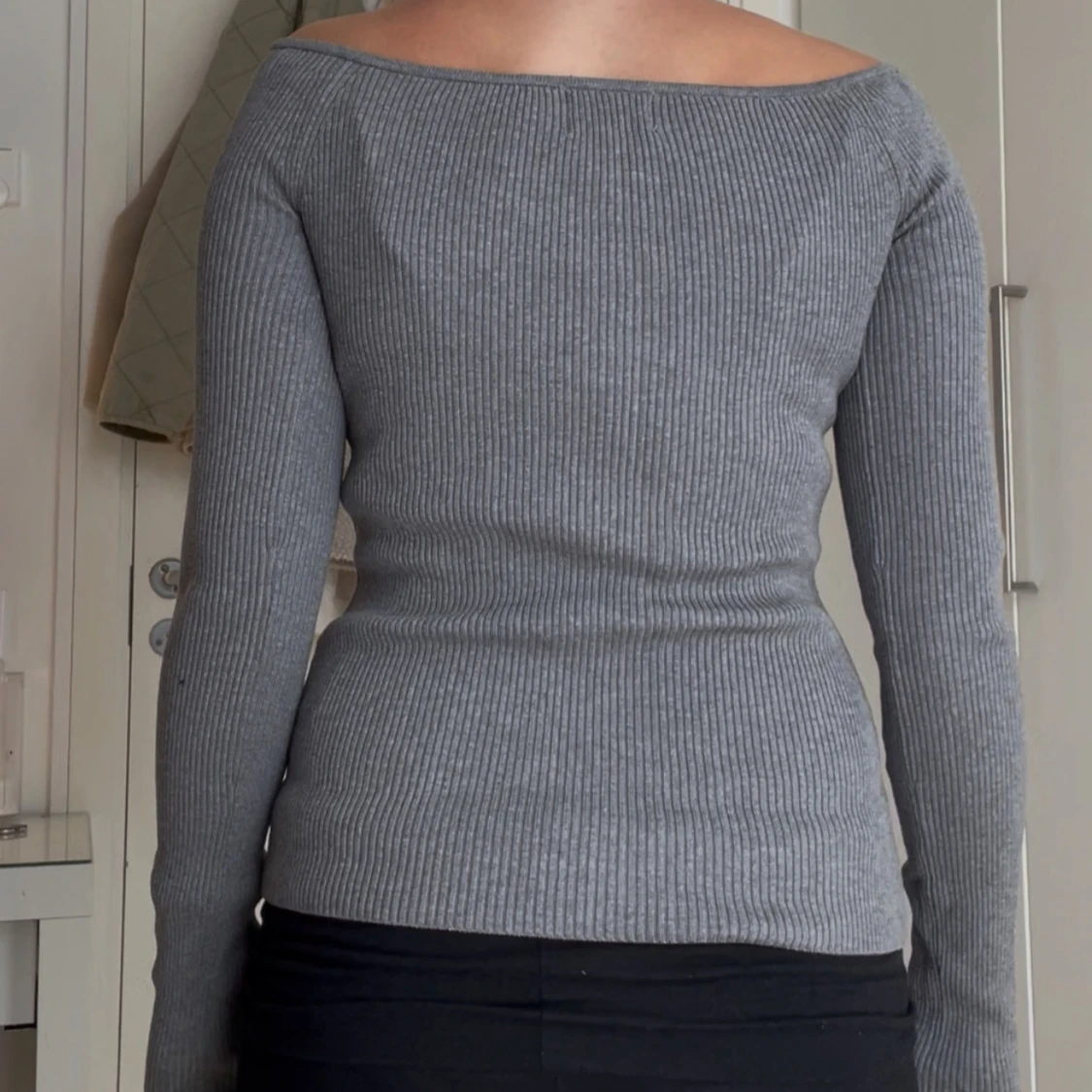 Grå ribbad offshoulder tröja 🩶 - 2