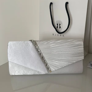 Balväska - Jätte fin clutch bag som passar perfekt till bal och bröllop. Den är helt ny, den enda effekten är att den tappat en strass sten längst ner i hörnet som man kan se på sista bilden  (Det syns bara om man kollar nära) 