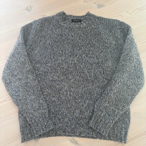 Blå stickad tröja Massimo dutti storlek M - Säljer en blå stickad tröja från Massimo dutti. Tröjan har en klassisk rund halsringning och långa ärmar. Den är grovstickad i en mix av blå och vita toner, perfekt för kyliga dagar. Enkel och stilren design som passar till det mesta.