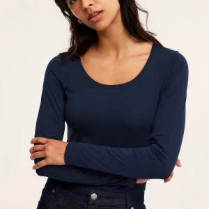 Tunn mörkblå tröja - En tunn mörkblå tröja från Kappahl, jätte skön och sval, plus bra skick. 