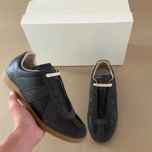 Maison Margiela skor - Säljer mina Maison margiela skor som endast är använda ett fåtal gånger. Skick 9/10. Skorna är i storlek 42. Box och dustbag ingår men har tyvärr inget kvitto. Skriv vid minsta fundering ✅Byten kan vara intressant 🤝Priset är ej hugget i sten. 