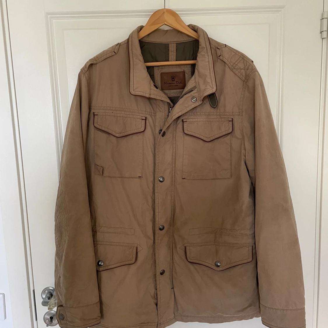 Beige jacka från Massimo Dutti