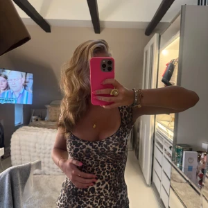 Leopardmönstrad topp Nelly XS - Snygg kort topp från Nelly i leopardmönster. Modellen har korta ärmar, figurnära passform och djup rundringning. Färgerna går i beige, svart och brunt. Perfekt för dig som vill sticka ut med en trendig look. Själv har jag inte använt den så mycket och därför säljer jag den!💗💗