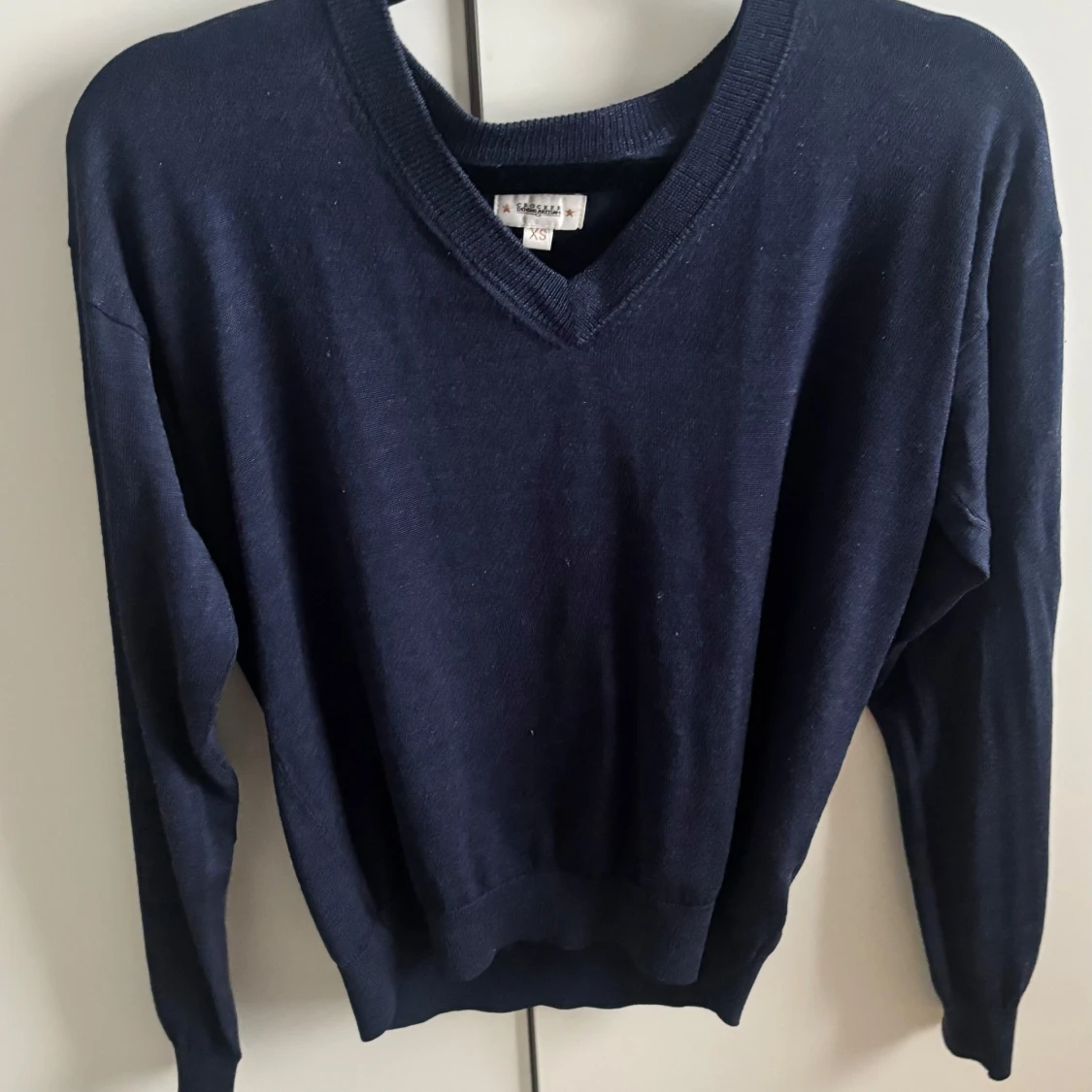 Mörkblå v-ringad tröja från Crocker - 2