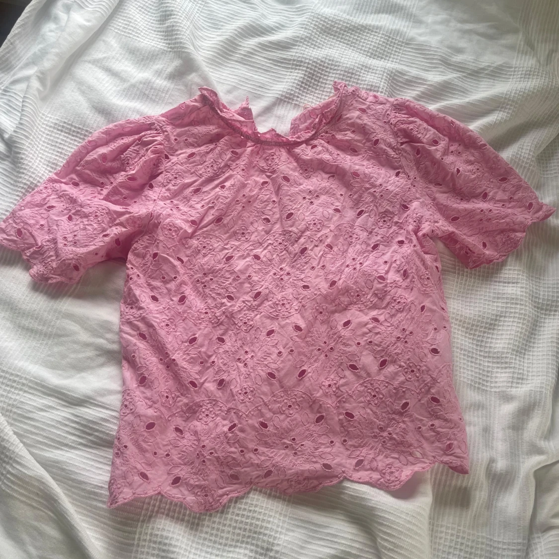 Rosa blus med broderade detaljer