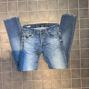 Jack and Jones jeans  - Säljer de här feta Jack and Jones jeansen i storlek W30 L32 i modellen slimfit/glenn, priset är inte fast!