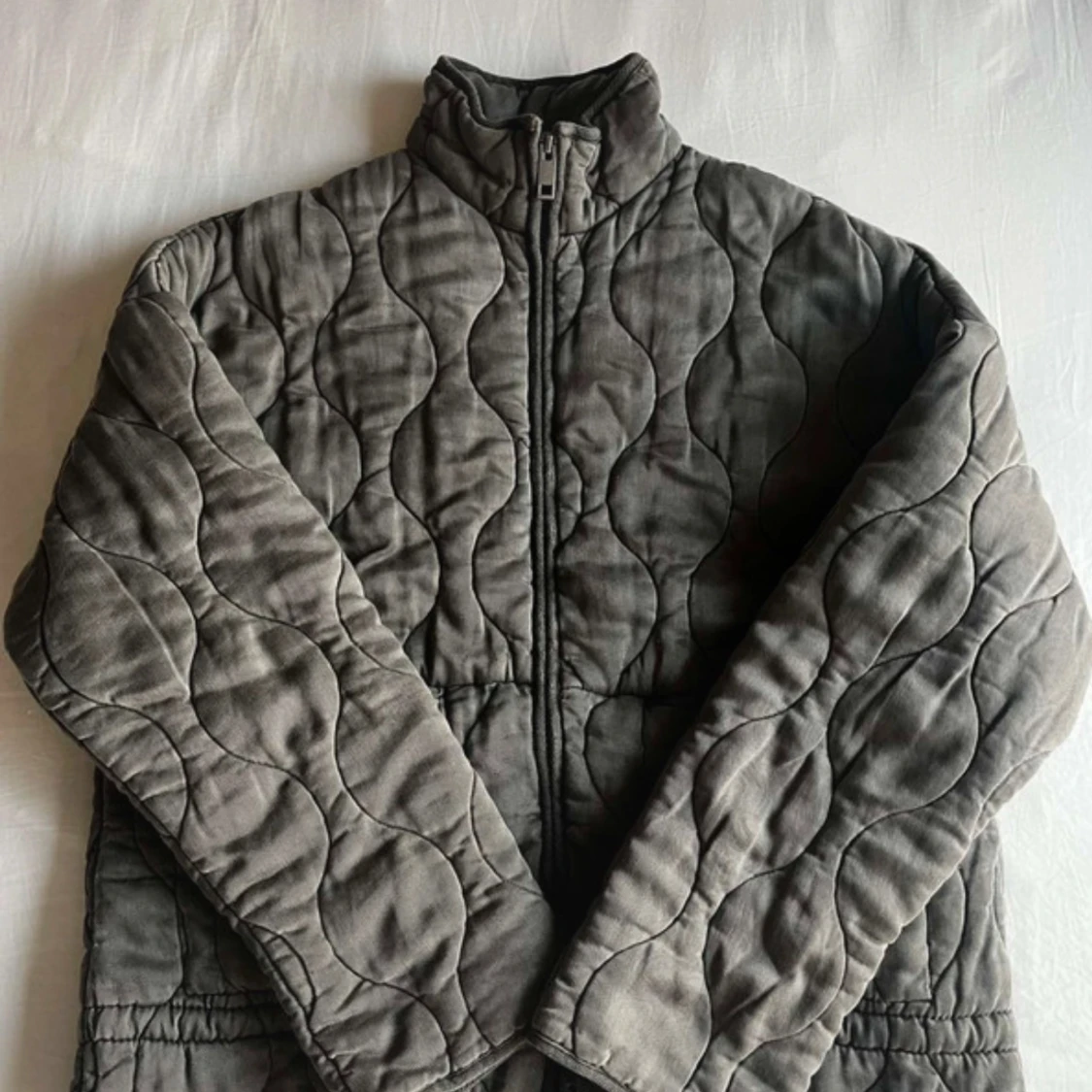 Grå quiltad jacka med dragkedja
