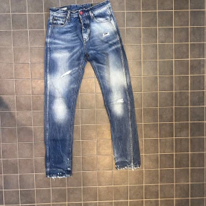 Jack and Jones jeans   - Säljer de här jätte feta jeansen från Jack and Jones  med slitningar i storlek W30 L34, De är riktigt feta! Priset är inte fast utan kan diskuteras!