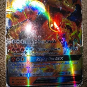 Charizard GX - Cool och glittrig Charizard GX Pokémonkort! Perfekt för dig som älskar Pokémon och vill ha en kraftfull drake i din samling. Kortet har häftiga attacker som Wing Attack och Crimson Storm. Ett måste för samlare och fans av Pokémon!