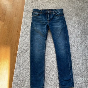 Blå jeans från Nudie Jeans Co 31/32 - Snygga blåa Jeans ifrån nudie, modellen är leand Dean och storlek är 31/32. Jeansen är ej använda och säljer för att dom ej passar. Priset kan ändras, fråga ifall det blir funderingar