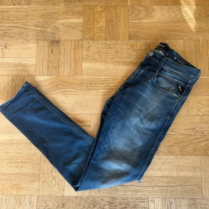 Replay Anbass Hyperflex jeans blå - Bra skick men har tecken på användning men utan defekter. Annars väldigt fina och speciellt sköna då dem är väldigt stretchiga osv. Det är storlek 30/32