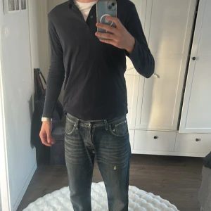 Mörkblå pikétröja från Selected Homme - Säljer en stilren mörkblå pikétröja från Selected Homme. Tröjan har lång ärm, klassisk krage och är gjord i mjuk bomull. Perfekt för dig som gillar en clean och enkel look. Passar lika bra till jeans som till chinos.