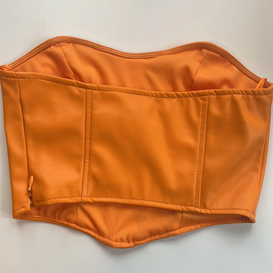 Orange korsettopp i skinnimitation - 1