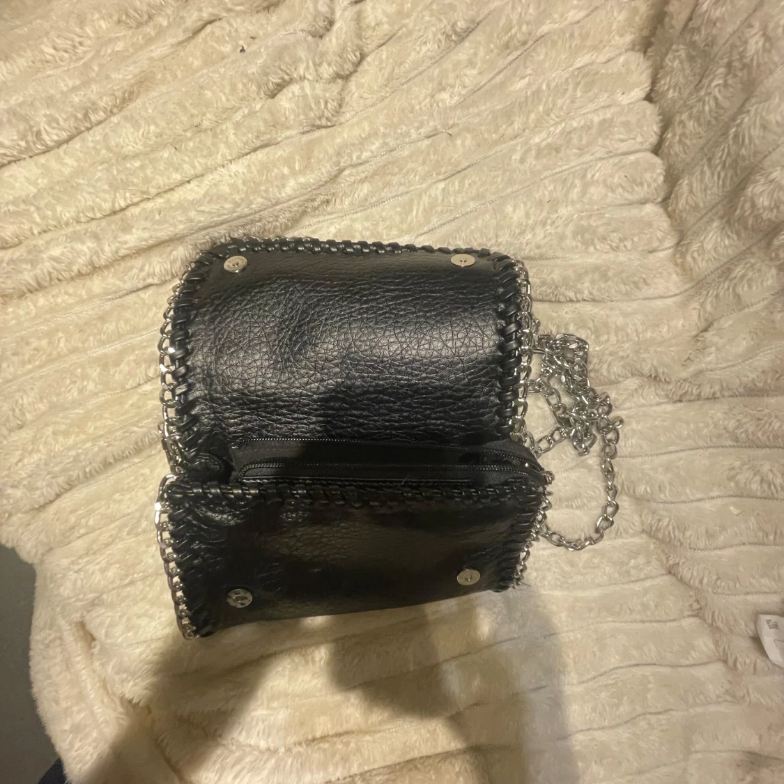 Svart axelväska med kedja - 2