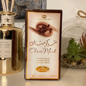 Choco Musk Parfym 50ml - Helt ny parfym som doftar choklad och vanilj, väldigt söt och god om man gillar att dofta som en chocolate chip cookie🍪 🍫🍦😋👌🤭  Oöppnad i originalförpackning och färsk, se tillverkningsdatum på andra bilden. Pris kan diskuteras.💕