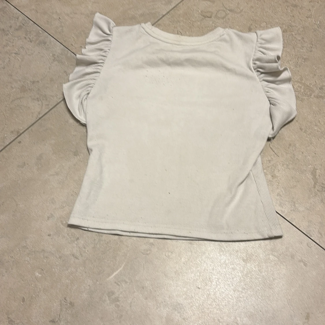 Vit ribbad topp med volangärm Shein - 1