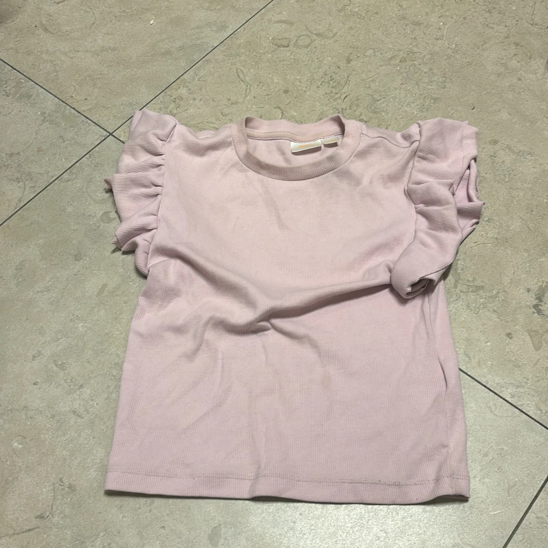 Ljusrosa topp med volangärmar Gina Tricot