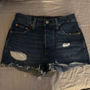 Levi's jeansshorts med slitningar - Mörkblå jeansshorts från Levi's som knappt är använda💘💘