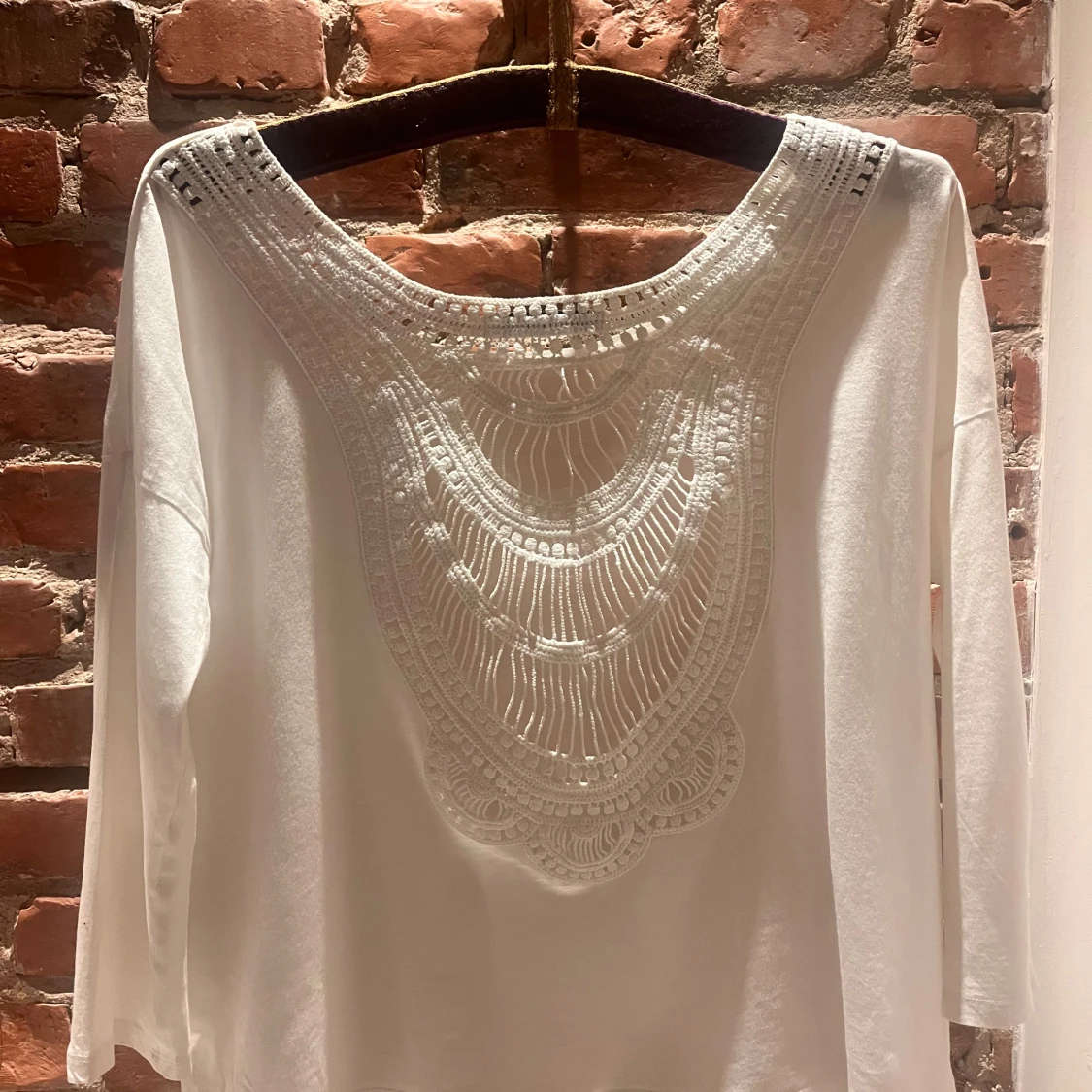 Rodebjer - Vit blus med broderad rygg  - 1