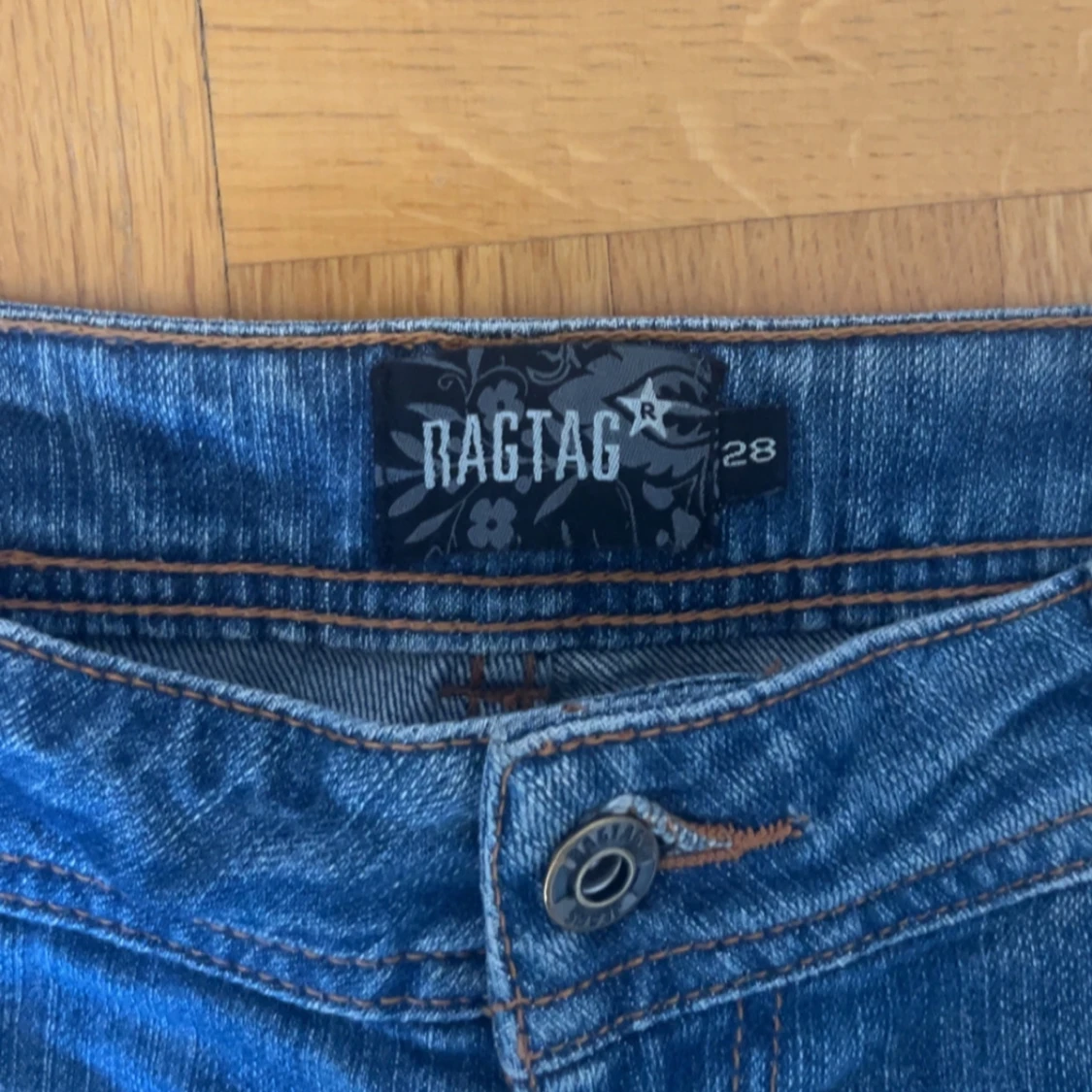 Blå low waist bootcut jeans från Ragtag - 3