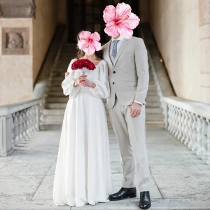 Vit långklänning med puffärmar - Skräddarsydd elegant vit långklänning med långa puffärmar och korsett baktill. Klänningen är tillverkad i ett mjukt kvalitativt tyg som faller snyggt och inte skrynklar sig. Använt en gång och därefter kemtvättad. Sista inre centimetern (syns knappast, bild 5) har tecken på användning. Ca 110 cm längd från midja till fot. Midja 67cm (obs justeras med korsett och bälte). 