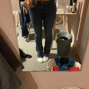 Mörkblå bootcut jeans från ltb - Snygga mörkblå jeans från ltb med klassisk bootcut-passform och låg midja. Jeansen har fem fickor, gul kontrastsöm och är tillverkade i stretchig denim som sitter skönt. Perfekta för dig som gillar en tidlös look med lite utsvängda ben. Skriv för fler bilder eller mer info 