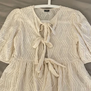 Vit blus från Gina Tricot - Supersöt vit blus från Gina. Har använt tröjan en gång. Den passar perfekt på sommardagar eller att ha på middagar.