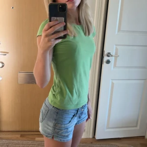 Figurnära, grön y2k tshirt - Enkel tshirt från h&m i en fin grön färg (första bilden visar korrekt färg)💚passar till typ allt! 