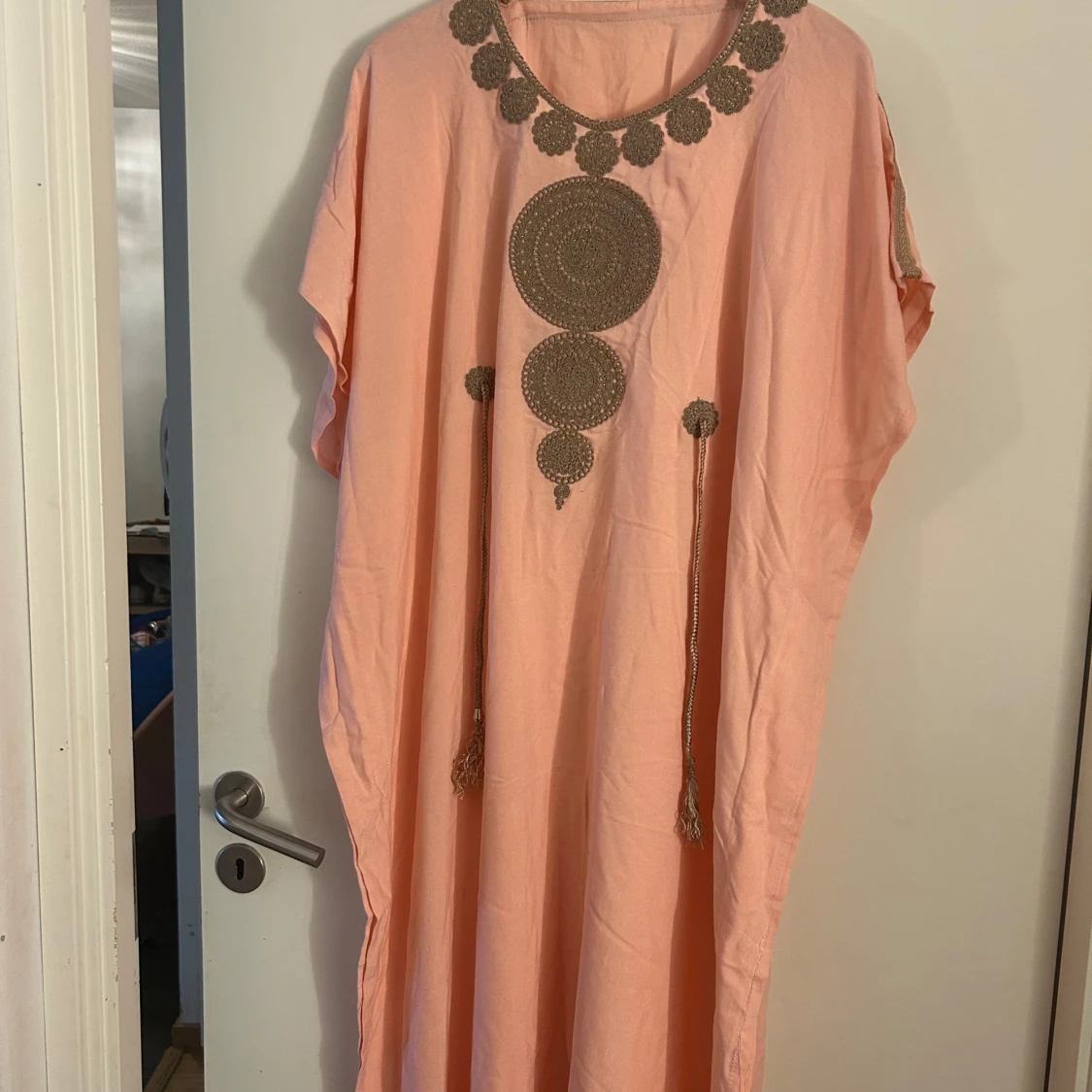 Ljusrosa långklänning med broderi