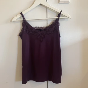 Mörklila linnetopp med spets Amisu - Supersnygg mörklila linnetopp från Amisu med vacker spetsdetalj längs urringningen. 💜