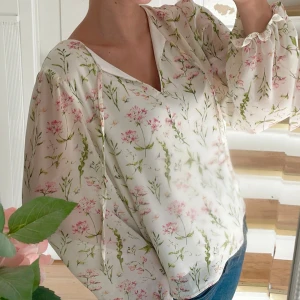 Vit blommig blus - Vit blus med rosa blommor, Stl XS-S🌺