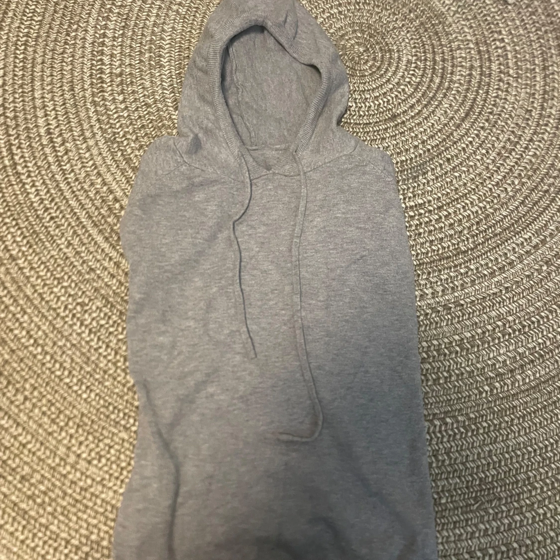 Grå hoodie med huva och snörning