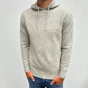 Kashmir/Merino hoodie - Ljusgrå Kashmir/Merino hoodie | Storlek S | Modellen är 177cm lång | Endast testad, därför nyskick utan defekter | Hör av dig vid frågor🌟