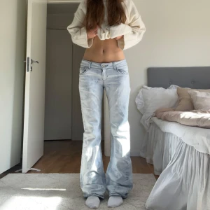 Lågmidjade utsvängda jeans - Såå snygga lågmidjade utsvängda jeans i cool färg. De är i mycket bra skick och måtten finns bland bilderna💞