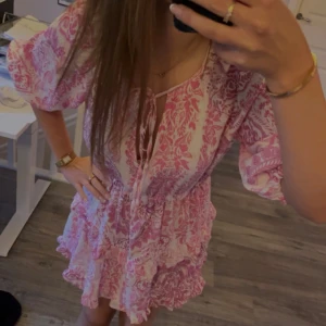 Rosa klänning från Zara - Superfin klänning från Zara som jag inte får användning av. Klänningen har volangdetaljer, ballongärmar och knytning vid halsen. Nypris 399kr och använd endast 1 gång. 