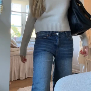 Monki baggy jeans i modellen imoo - Blå baggy jeans i storlek 26/30💕 Modell imoo från Monki💕 As snygga till hösten❤️
