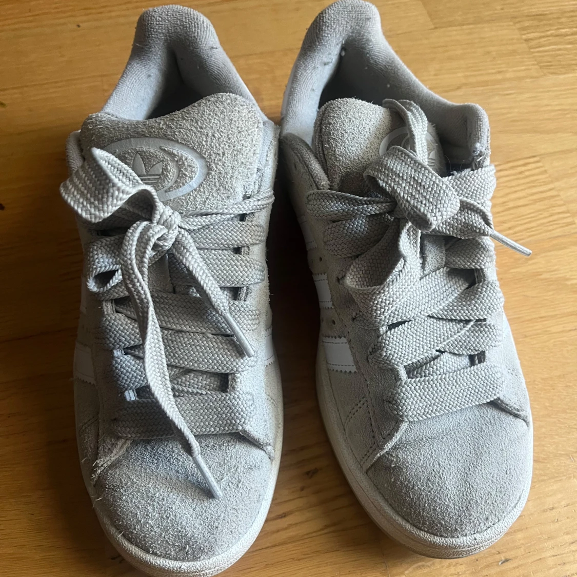 Grå adidas Gazelle sneakers mocka - 1