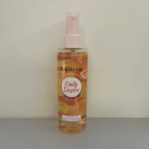 La Rive Only Desire Body & Hair Mist - Fräsch body & hair mist från La Rive i doften Only Desire. Kommer i en genomskinlig plastflaska med rosa spraykork och färgglada grafiska detaljer. Innehåller vitamin E och provitamin B5, 200 ml. Passar även veganer. Använd typ tre gånger💕